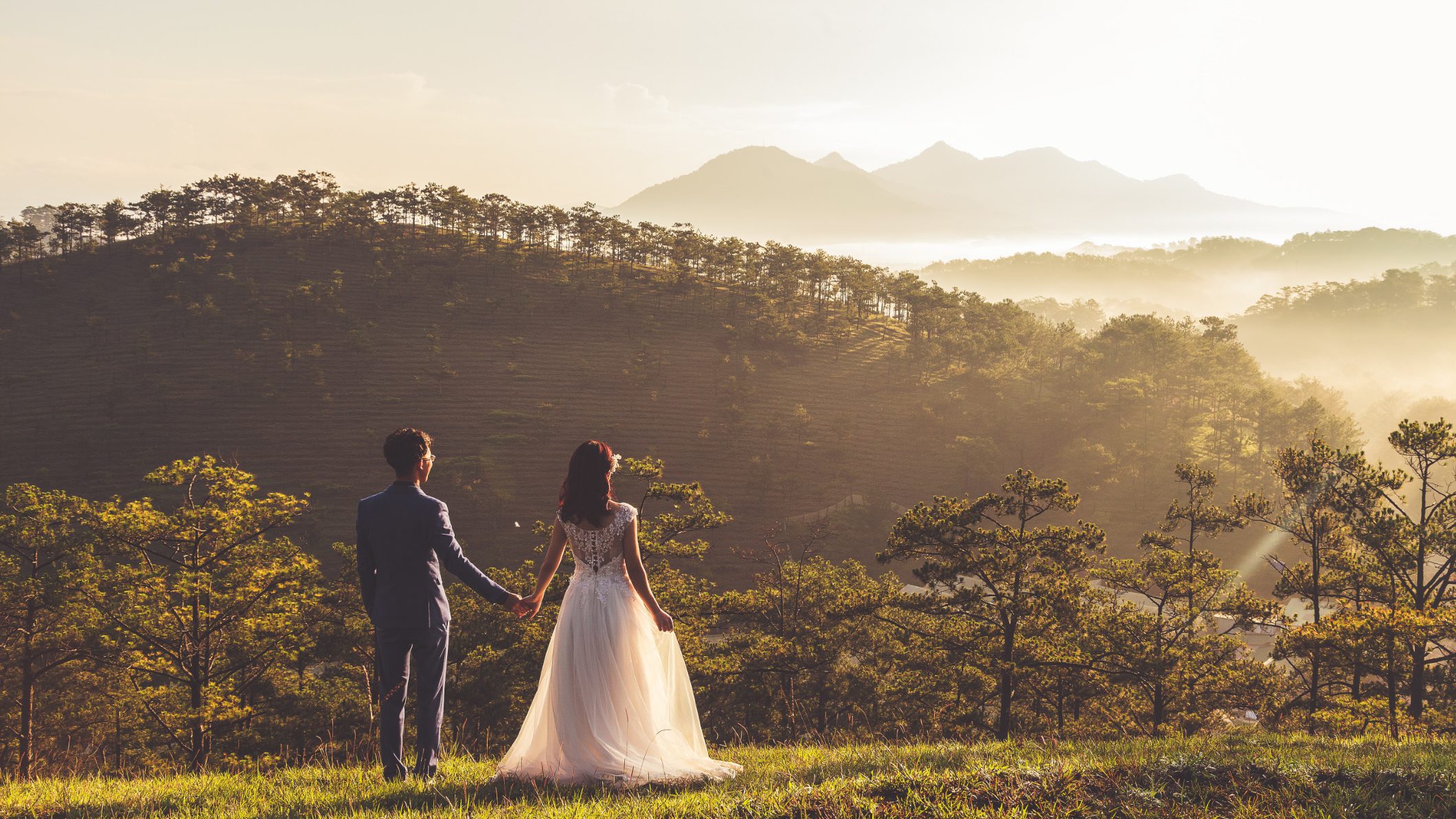 Brautpaar schaut in die Ferne - Neukomm Car mieten Nach der Hochzeitsfahrt geniesst das Brautpaar die Aussicht
