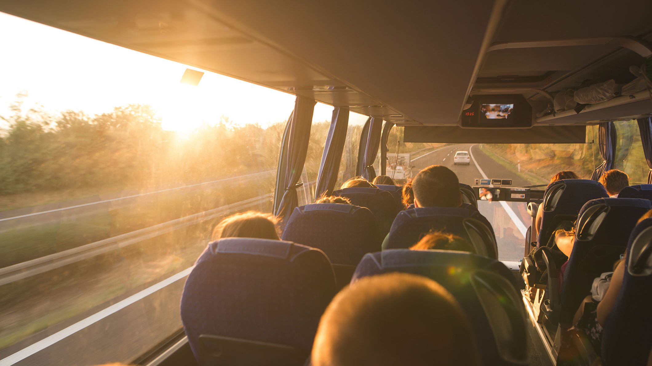 Fahrgäste von Firmen und Teams mieten einen Neukomm-Car