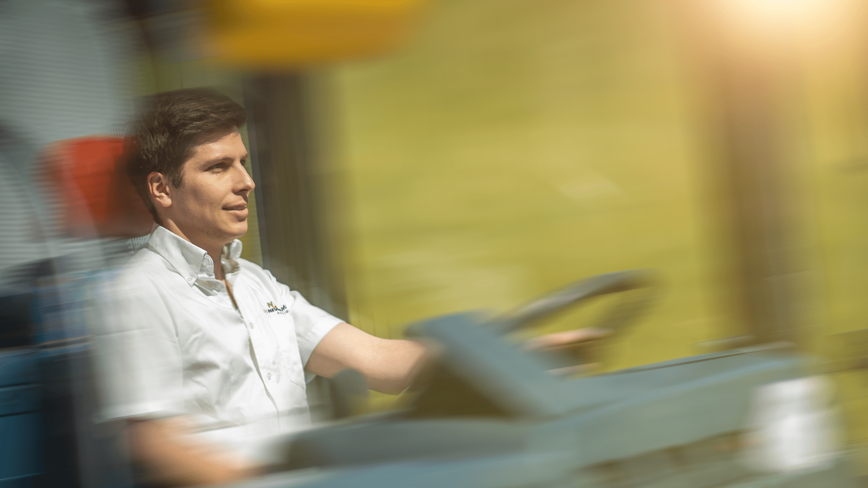 Fahrer chauffiert Neukomm-Car Unser Chauffeur fährt Sie im Car an Ihren Event