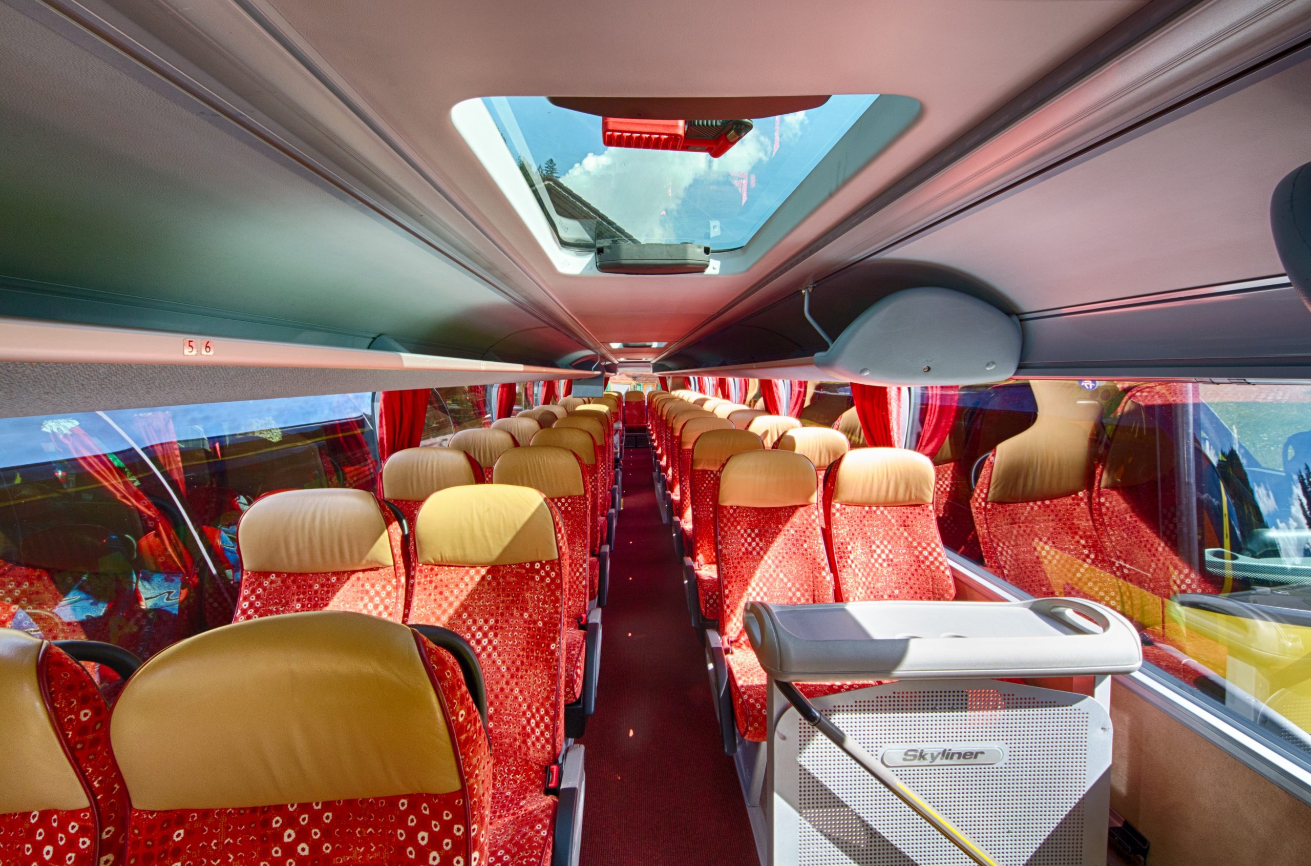 Das Interieur eines Reisecars für die Tagesmiete in Rot und Gelb
