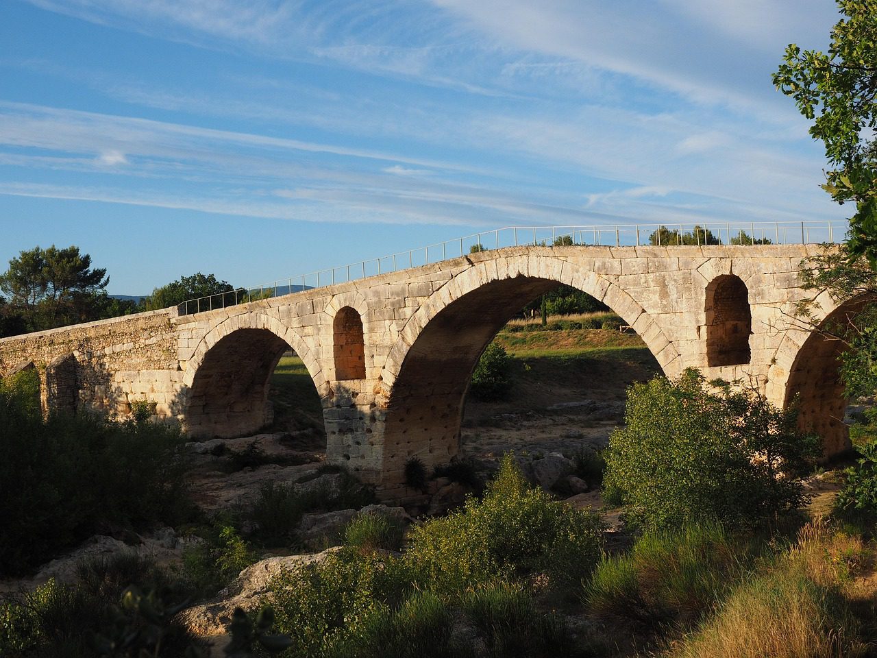 pont-julien-1521593_1280